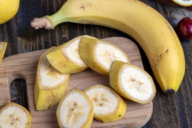 Plátano amarillo maduro en rodajas rodajas de plátano maduro en la mesa de la cocina