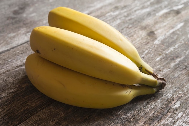 Plátano de Canarias España en fondo de madera