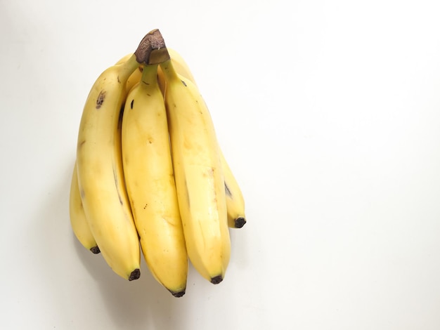 Plátano cavendish orgánico maduro sobre fondo blanco con trazado de recorte