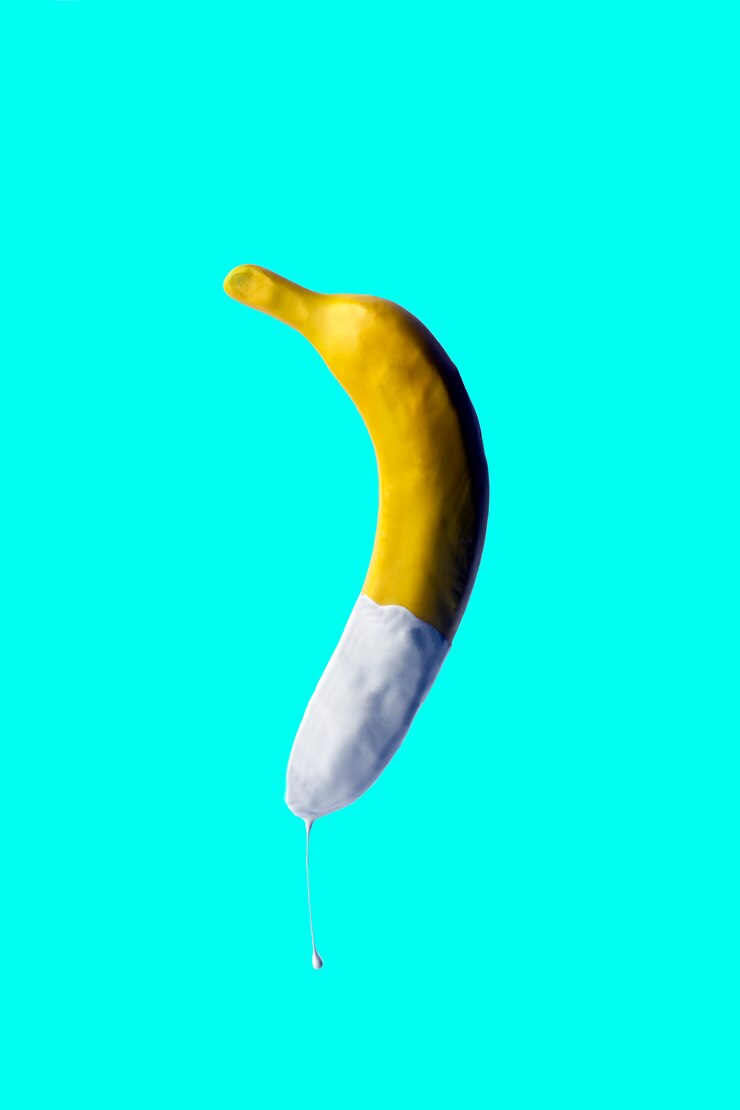 Foto plátano coloreado en pintura sobre fondo pastelny.