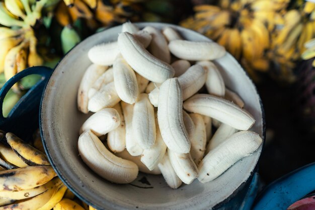 Plátano cultivado para procesamiento Plátano en manos del vendedor