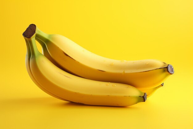 Plátano entero con cáscara aislado en amarillo