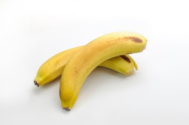 Un plátano está sentado encima de un fondo blanco.