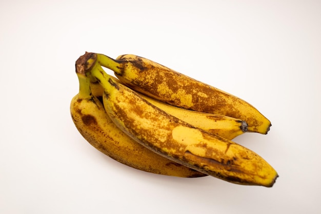 Plátano estropeado sobre un fondo blanco.