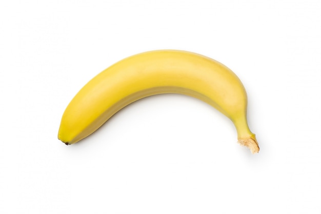 Plátano fresco aislado sobre fondo blanco.