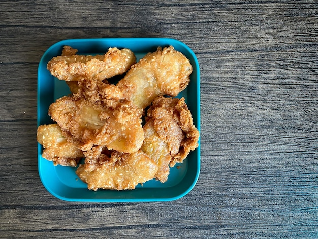 Plátano frito en rodajas listo para comer en el fondo de madera