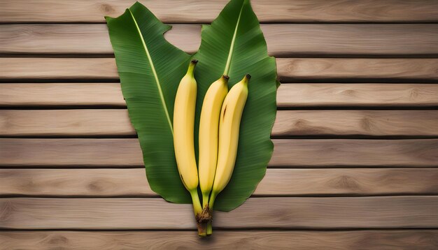 plátano con hoja en la mesa madera