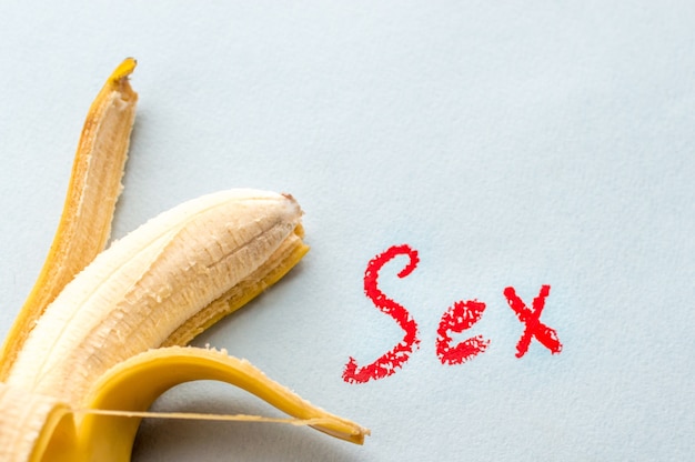 Plátano y la inscripción sexo. Concepto de sexo oral.