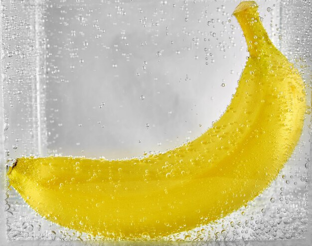 Plátano maduro en el agua. elemento de diseño