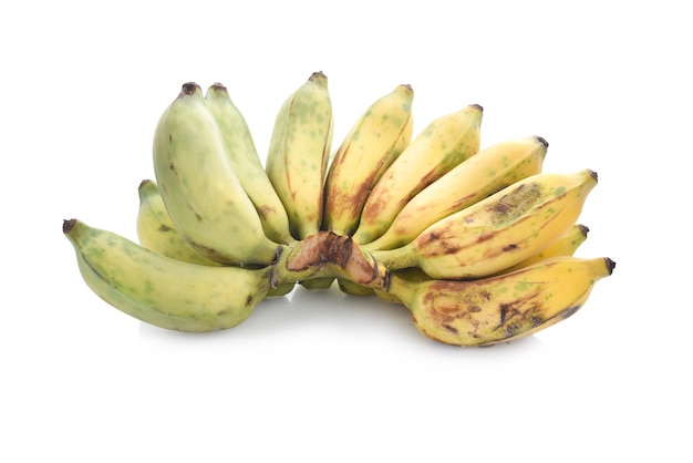 El plátano maduro cultiva la llamada Kluai Nam Wa en tailandés aislado.