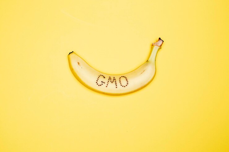Foto plátano maduro en cuya cáscara está escrita la palabra omg sobre un fondo amarillo brillante