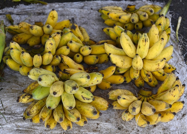 Plátano maduro a la venta en el mercado callejero vietnamita