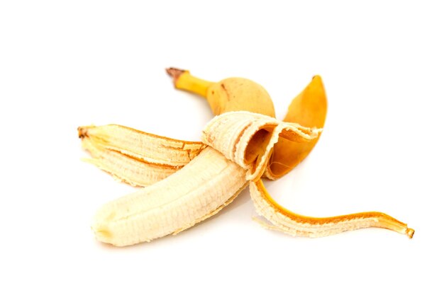 Plátano malo aislado sobre fondo blanco. Plátano viejo pelado. Fruta amarilla tropical. Enfoque selectivo. Concepto de nutrición adecuada. Lugar para una inscripción o logotipo
