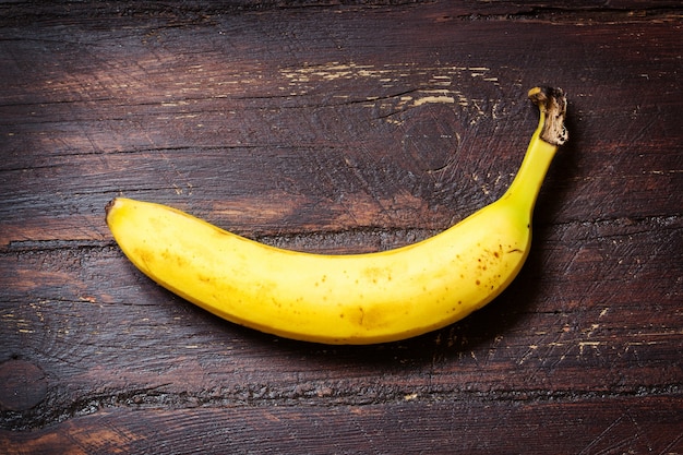 Plátano en mesa de madera oscura ol