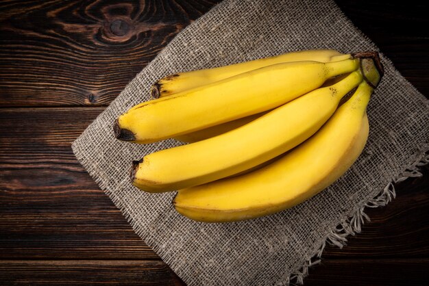 Plátano en mesa de madera oscura.