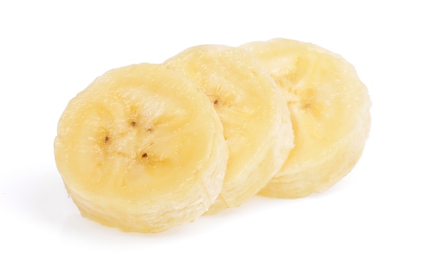 Plátano pelado en rodajas aislado en la superficie blanca.