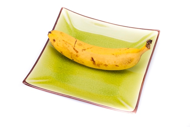 Plátano en plato colorido