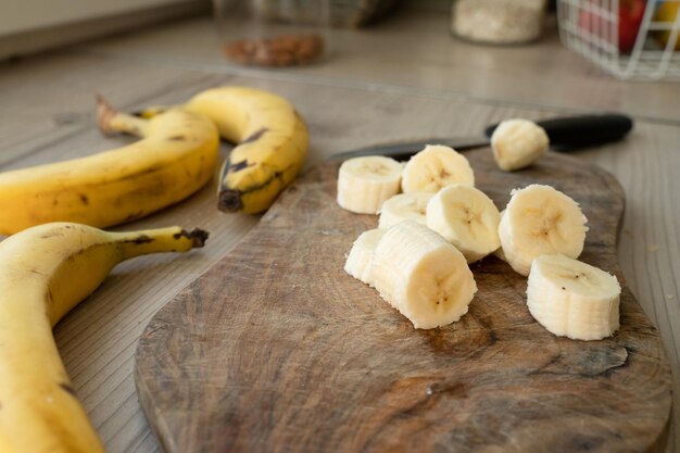 Foto plátano en rodajas en la mesa de la cocina
