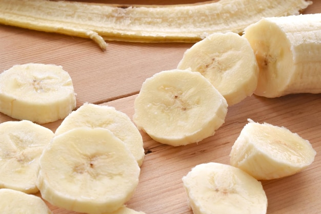 Plátano en rodajas sobre una tabla de cortar de bambú