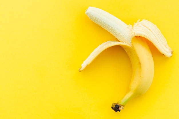 Foto plátano sobre fondo amarillo