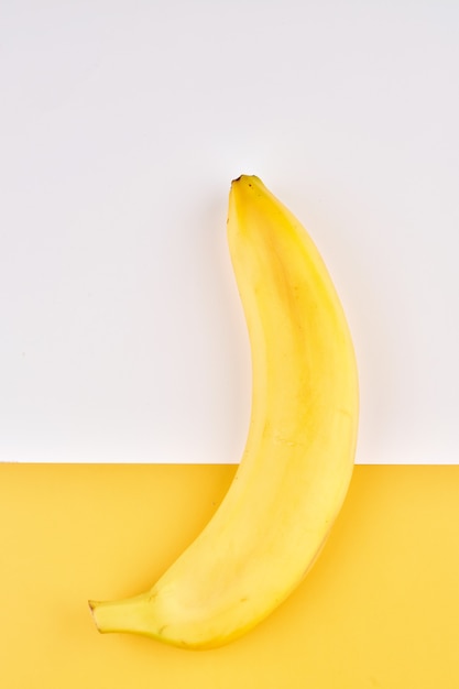 Plátano en superficie blanca y amarilla