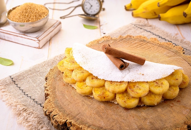 Plátano Tapioca | Tortita de harina de mandioca con plátano caramelizado, leche condensada y canela - Comida típica del Nordeste brasileño