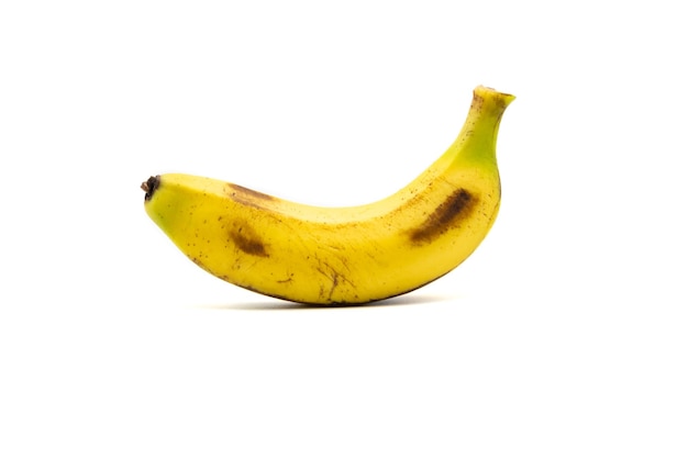 Plátano único aislado sobre fondo blanco.