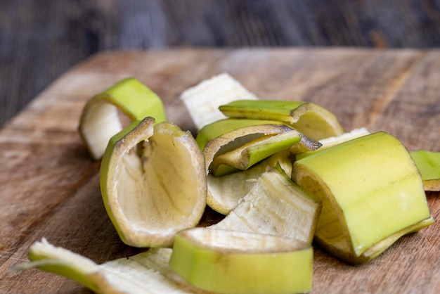 Plátano verde sin madurar cortado en trozos