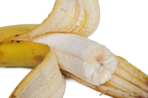 Foto plátanos aislados sobre fondo blanco con trazado de recorte y profundidad de campo completa.