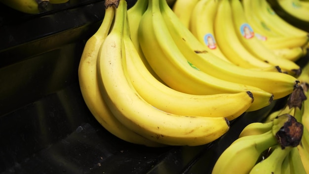 Plátanos amarillos maduros en el estante de una tienda agrícola Almacenamiento de colección y venta de productos Círculos de plátanos El concepto de una dieta saludable