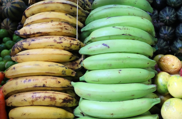 Plátanos dulces a la venta en el mercado de verduras