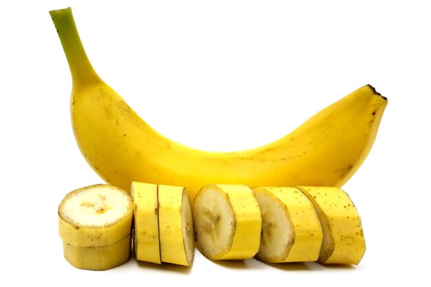 Plátanos enteros y en rodajas aislados sobre fondo blanco