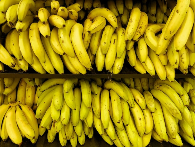 Plátanos en el estante del supermercado