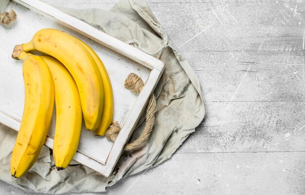 Plátanos frescos en una caja de madera