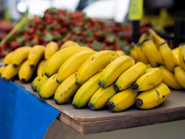 Foto plátanos frescos en el mercado local