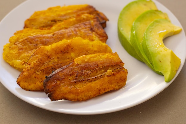 Plátanos fritos con aguacate, comida dominicana, comida de buffet, menú en casa, vista cerrada