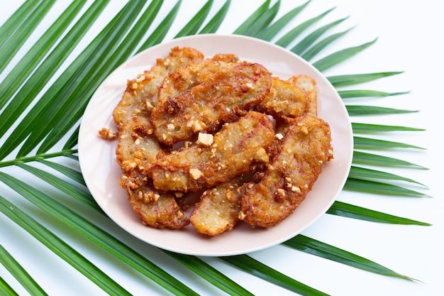 Plátanos fritos en plato sobre hoja verde