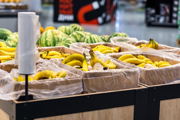 Plátanos geométricos en un primer plano de mostrador de supermercado sobre un fondo borroso