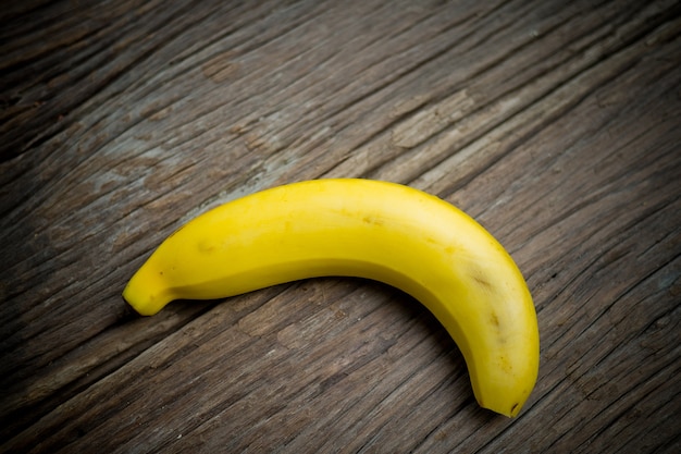 plátanos maduros en mesa de madera, plátano amarillo