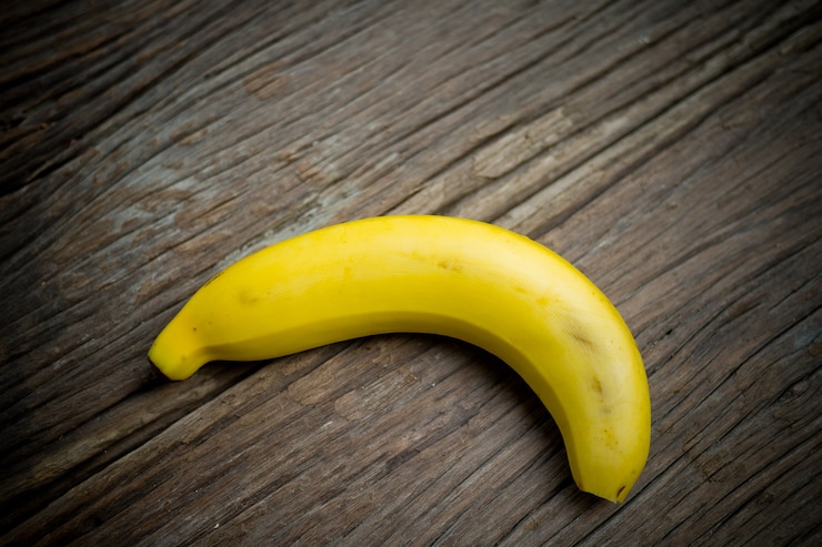 Foto plátanos maduros en mesa de madera, plátano amarillo