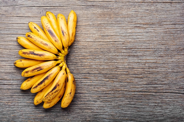 Plátanos maduros sin pelar.