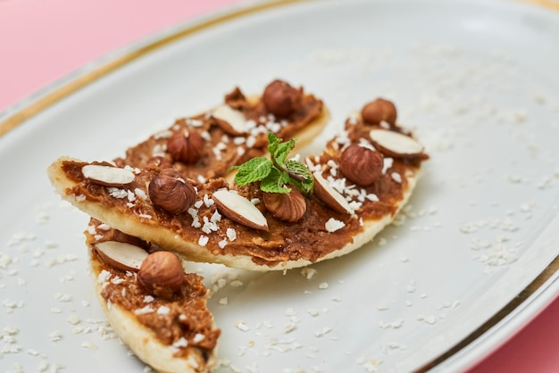 Plátanos con mantequilla de maní, almendras y nueces, refrigerio saludable