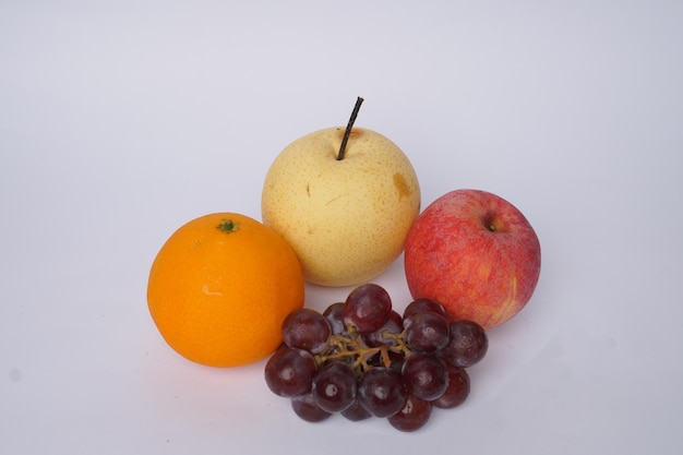 plátanos, naranjas, manzanas, peras y uvas aisladas de fondo blanco