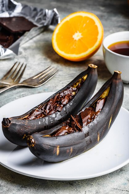 Plátanos a la parrilla con chocolate negro y jugo de cítricos