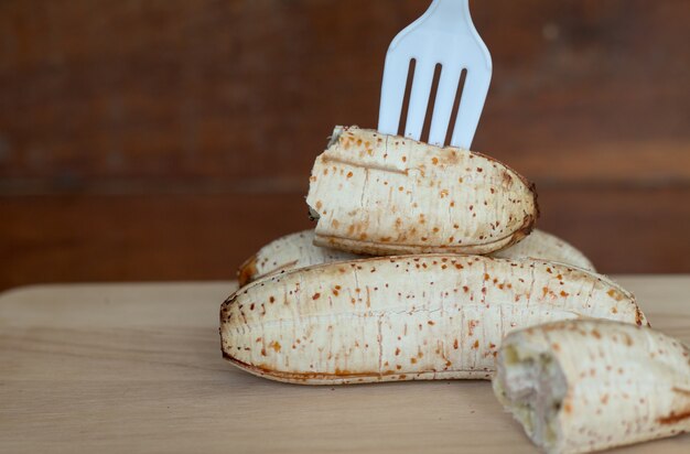 Plátanos a la parrilla para hacer plátano con postre de jarabe