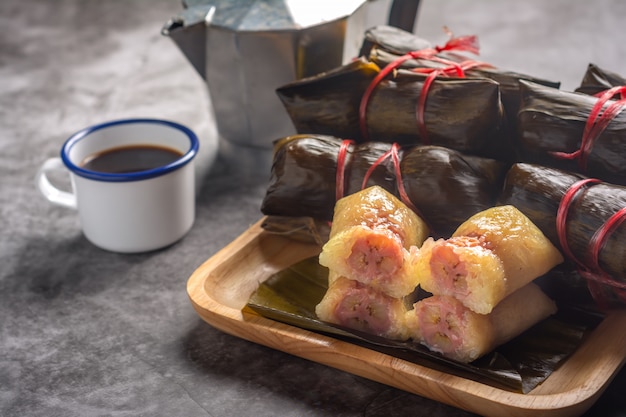 Plátanos con postre tailandés del arroz pegajoso.