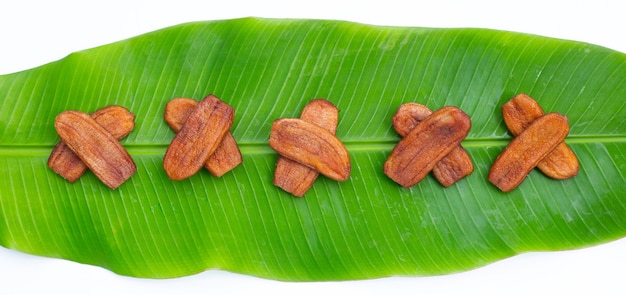 Plátanos secados al sol en hoja de plátano