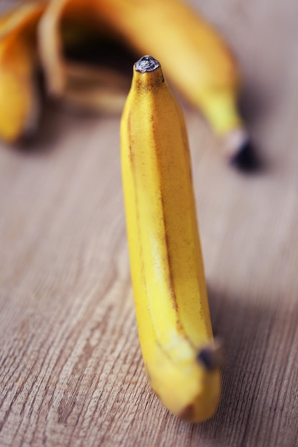 Plátanos sobre fondo de madera
