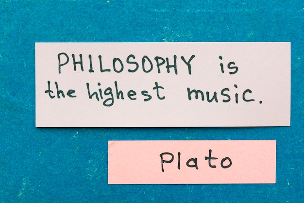 Platão, famoso filósofo grego antigo, cita a interpretação com notas adesivas em cartolina vintage sobre filosofia