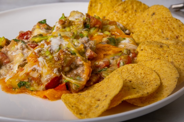 Platão sano de ensalada com carne molina adornada com tacos duros vista de cerca